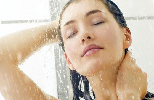 Duş alırken yapmamanız gereken 8 şey! Cildiniz zarar görüyor olabillir