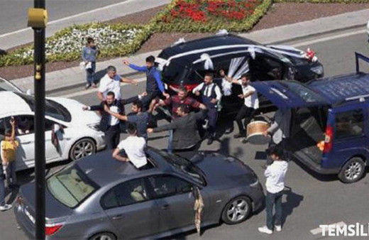 Düğün konvoyunda inanılmaz olay: Yaralılar var!