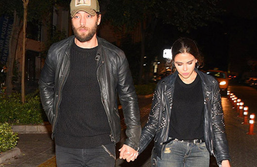 İstanbullu Gelin oyuncusu Dilara Aksüyek sevgilisiyle el ele