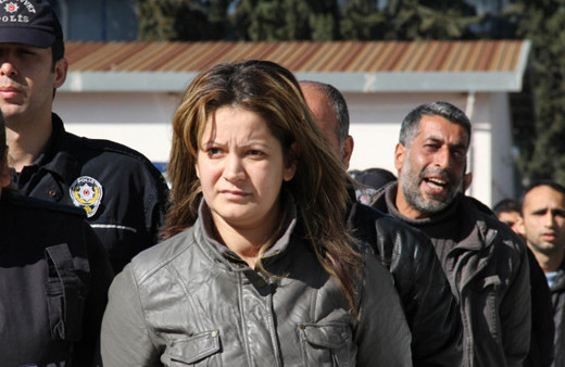 Hanımağa kılık değiştirdi ancak  Ben’i ele verdi