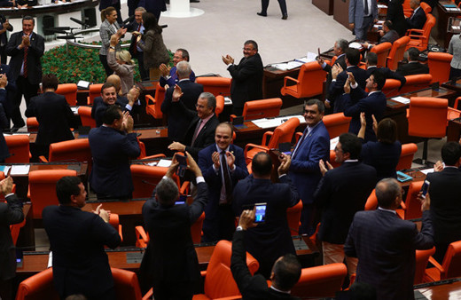 Emeklilikte yaşa takılanlarla ilgili önerge reddedildi