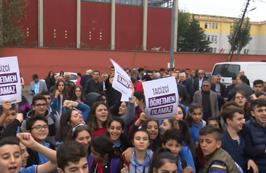 Öğrencilerden okul bahçesinde “taciz” eylemi