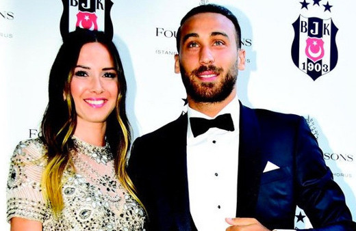 Cenk Tosun ve Ece Tosun'un bebekleriyle ilk pozu