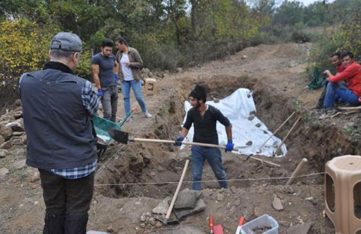 Şeftali bahçesinde bulundu! Üzeri hemen örtüldü sır gibi saklanıyor