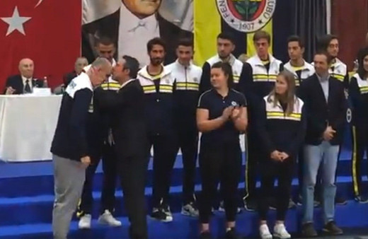 Ali Koç, Ramil Guliyev'i alnından öptü