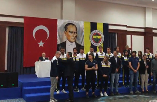 Ali Koç, Ramil Guliyev'i alnından öptü