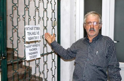 Trabzon'da çatı girişine 'İntihar etmek tehlikeli ve yasaktır' uyarısı asıldı