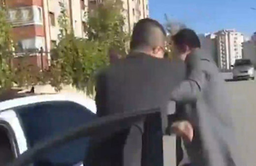 Beyaz TV muhabirini sokak ortasında evire çevire dövdü