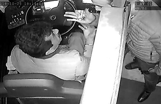 Otobüsteki kavga karakolda bitti: Sebebi 'pes' dedirtti!