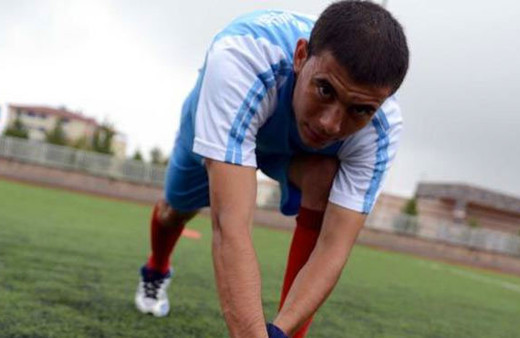 Milli oyuncu sokaklarda çöp topluyor!