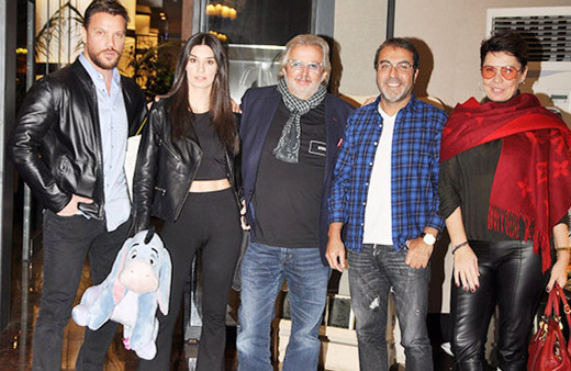 Sinan Akçıl ve Burcu Kıratlı'dan büyük aile pozu