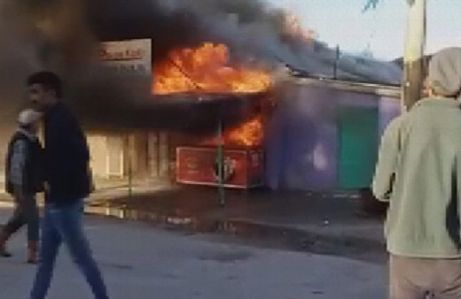 Kamerayı fark edince marketi yaktı!