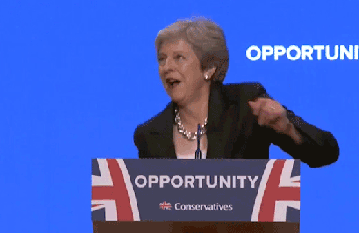 İngiltere Başbakanı May'in dansı sosyal medyayı salladı! 