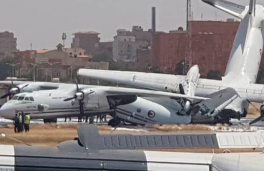 Sudan'da askeri uçaklar pistte böyle çarpıştı