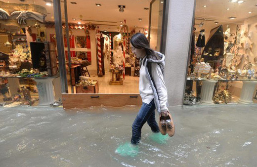 Venedik'te sel... Sokaklar sular altında kaldı