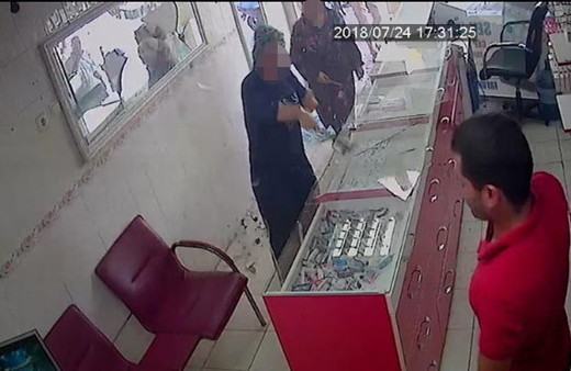 Kız kardeşler ellerinde çekiçle dehşet saçtı