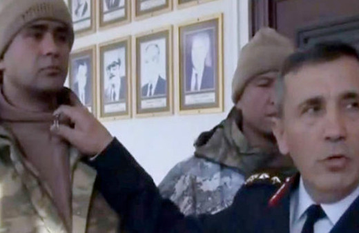 Türk askerlerinin kışlık kıyafetini komutan tek tek anlattı