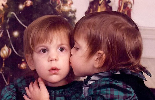 İkiz kız kardeşler ameliyatla erkek oldular nişanlıları da var