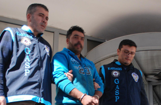 İğrenç olay! Araçların camlarını meğer idrarı ile siliyormuş!  