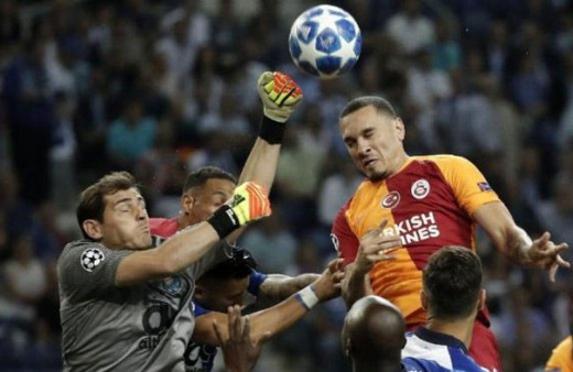 Galatasaraylı ünlü yıldıza ıslıklı protesto!