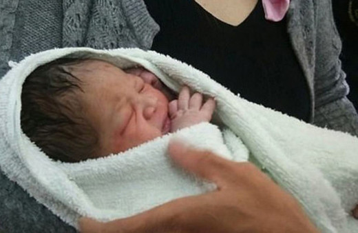  Annesinin 5. kattan attığı bebeği muz ağacı kurtardı