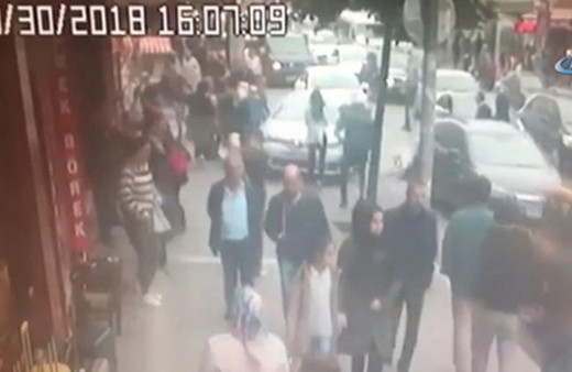 Hareketli anlar! Polisten kaçan araç yayaların arasına daldı