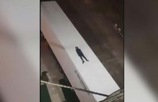 Göçmenin gemiye kaçak binme yöntemi görenleri şaşırttı