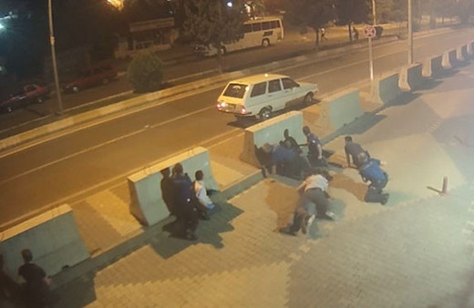 Karakolun önünde silahlı çatışmaya girdiler! Hareketli dakikalar