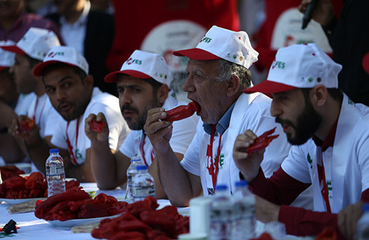 Urfalıların  acı biber yemede yarıştı