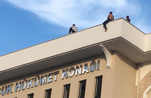 Alacaklarını alamayan işçiler intihara kalkıştı