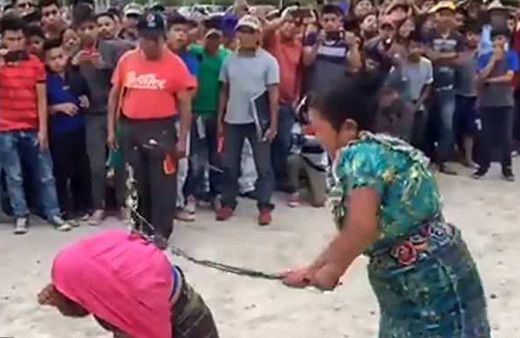 Herkesin önünde kızını kırbaçlayan kadın sosyal medyada olay oldu! Sebebi hayret verici...