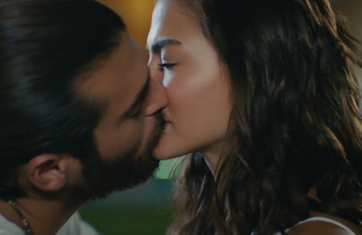Erkenci Kuş'da geceye damga vuran öpüşme sahnesi