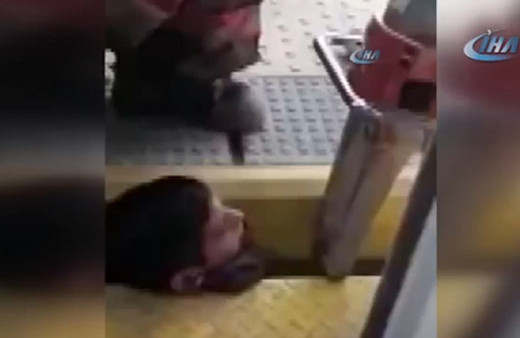 İnanılmaz olay! Gencin kafası tren boşluğuna sıkıştı