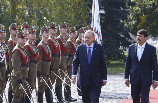 Cumhurbaşkanı Erdoğan Macaristan'da böyle karşılandı