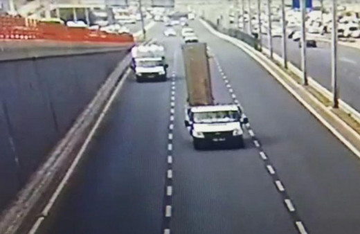 Akıl almaz olay! Reklam tabelasıyla birlikte...