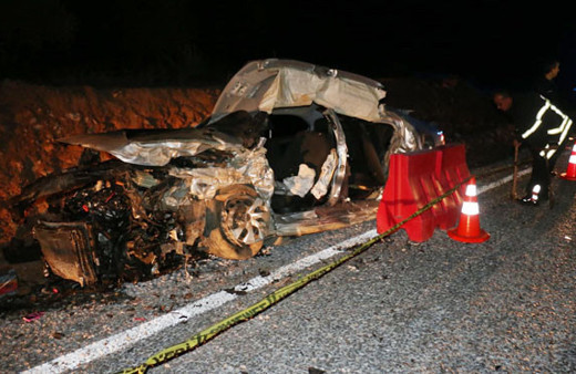 Aydın'da otomobil bariyere çarptı: 3 ölü, 2 yaralı