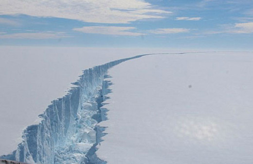 Antarktika'nın en hızlı eriyen buzulu parçalanmaya devam ediyor!