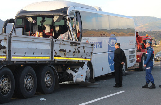 Kastamonu'da yolcu otobüsü tıra çarptı ölü ve yaralılar var