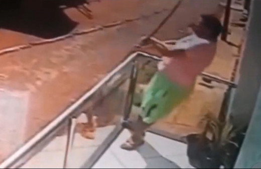 Elektrik akımına kapılan adamın ölüm anı kamerada