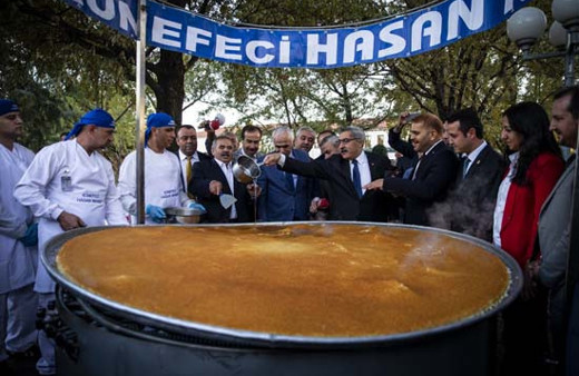 Meclis bahçesinde pişirilen 2 bin 500 kişilik künefe 1 saatte tükendi 