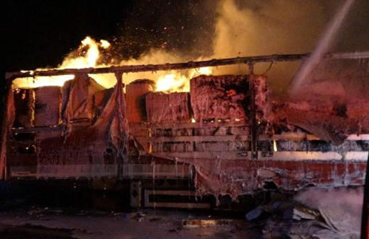 Karton yüklü TIR dorsesi alev alev yandı