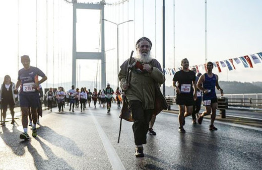 İstanbul Maratonu'nda 85'lik delikanlılar gençlere taş çıkarttı renkli görütüler