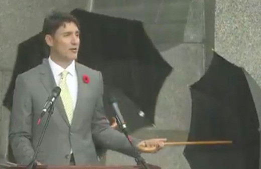  Justin Trudeau’dan Trump’a şemsiye göndermesi ıslanarak konuştu