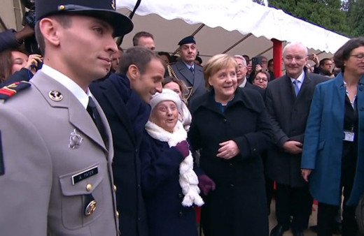 Angela Merkel'i Macron'un eşi zannetti