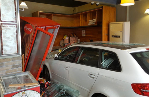 Fren yerine gaza bastı fırına daldı! Faciaya ramak kala