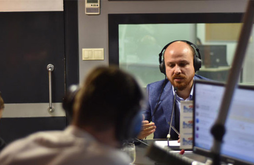 Bilal Erdoğan, Best FM'de İtalyanca şarkı söyledi