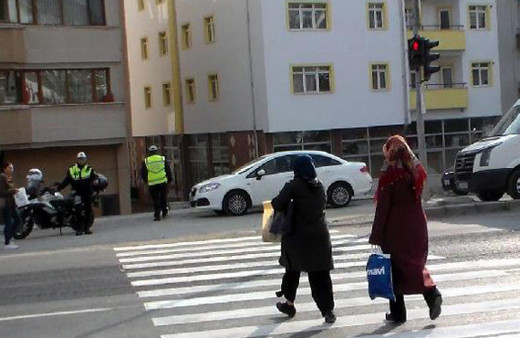 Yayalara kırmızı ışık cezası onlar da polise aldırış etmedi