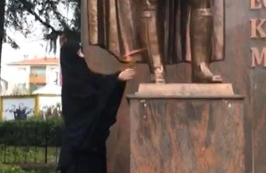 Atatürk Anıtı'na baltayla saldıran kadın aranıyor