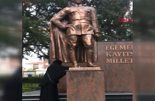 Atatürk Anıtı'na baltayla saldıran kadın aranıyor