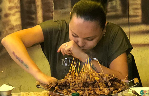 Rusya'dan gelen kadın 415 şiş yiyerek rekor kırdı